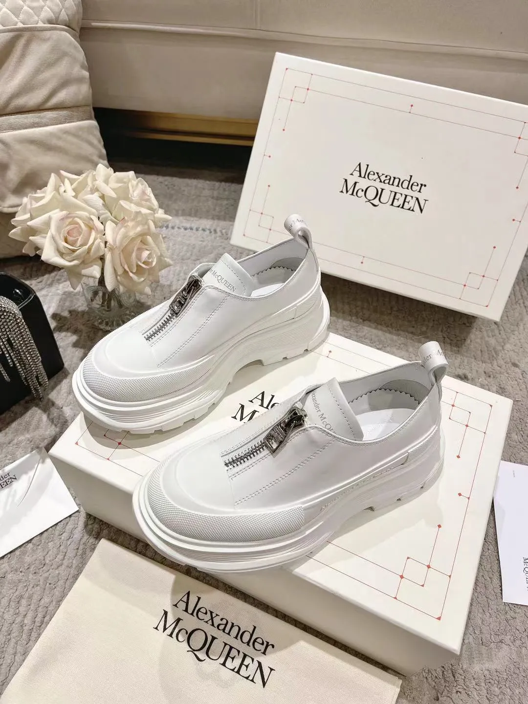 👟👟Ex-factory price 600👟👟 Men's size +10 2023 McQueen classic hot style, top version! ALEXANDERAIexanderMcQUEEN✅ has been certified. The latest 2023 counters will be launched at the same time, international T stage catwalk models. 💯Purchased from top ZP, the original version is 1:1 customized, perfectly reproduced, embellished with waterproof zippers on off-road inspired clothing, with imported anti-wear super soft sock cuffs, 3D glue bright strips, excellent comfort, outsole: original TPU double-layer combination outsole. Fabric: Imported silk cow leather Lining: Imported super soft Lycra/space cloth Foot pads: Imported silk sheepskin Size: 35-40 for women, 39-45 for men. Color: all black, black and white, all white, (add 10 for men’s model)